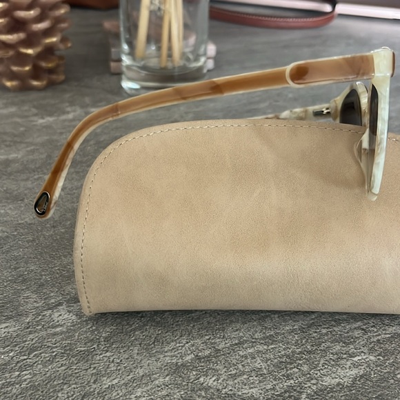 Chloe sunglasses and case. - Picture 4 of 6